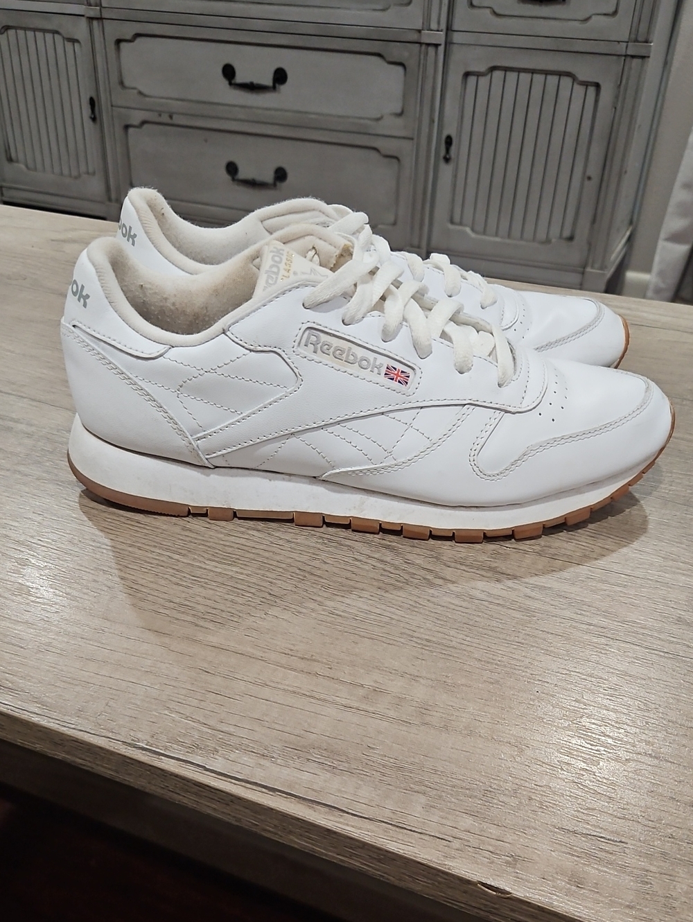 Reebok White Leather Women's Sneakers with Gum Outsole size 8.5 - Picture 3 of 11